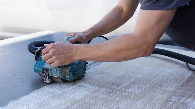 Persoon is aan het schuren