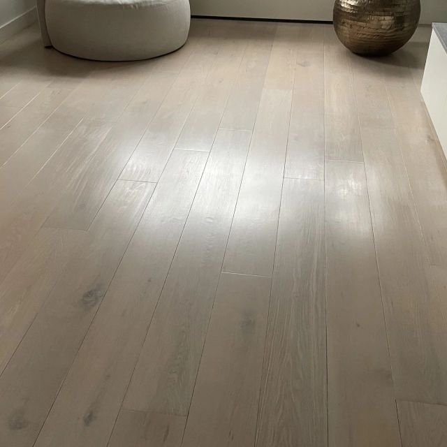 Gewitte eiken vloer met matte afwerking, behandeld met Osmo Hardwax-Olie Farbig 3040, Wit