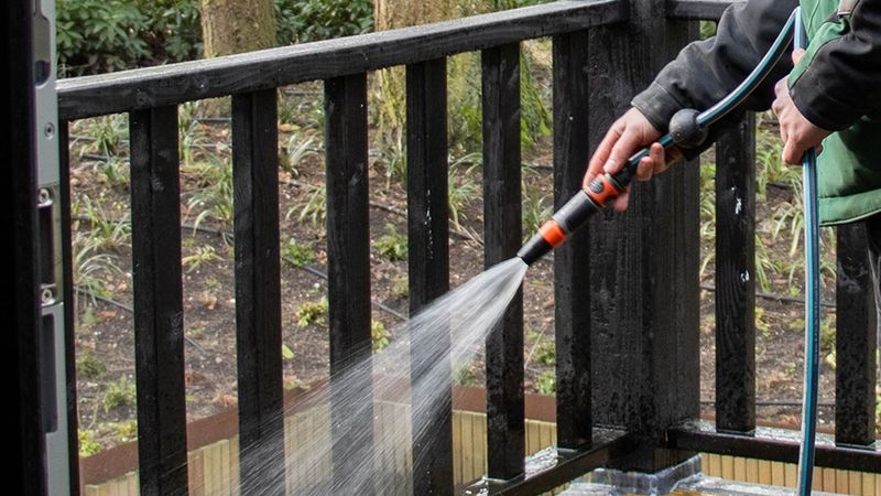 Spoel de reiniger af om de groene aanslag te verwijderen