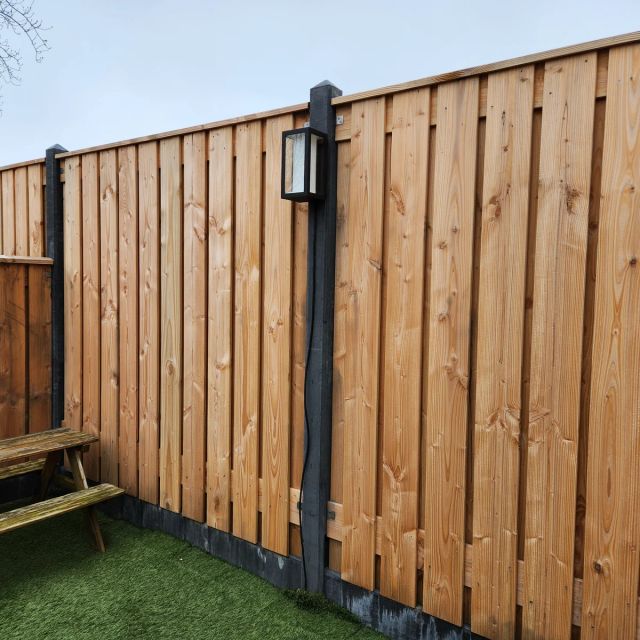 Douglas schutting naast een picknicktafel, behandeld met Osmo UV-Beschermingsolie 420, Kleurloos