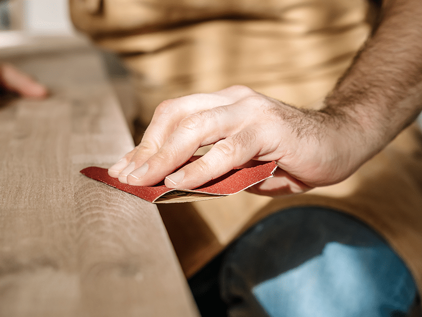 Persoon schuurt het hout