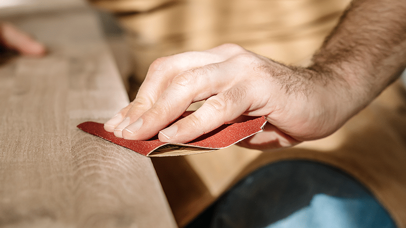 Persoon schuurt het hout