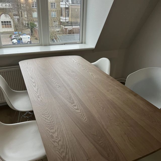 Eiken eettafel met sprekende nerf bij het raam, behandeld met Osmo TopOil 3058, Kleurloos mat