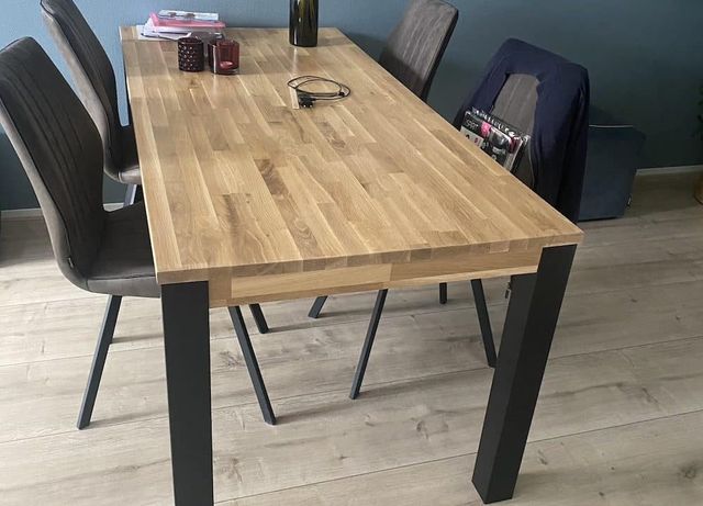 Lichte houten eettafel met zwarte stoelen