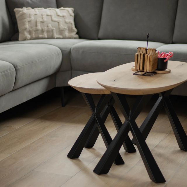 Ovale eiken salontafels met zwart kruisonderstel, behandeld met Osmo TopOil 3068, Natural