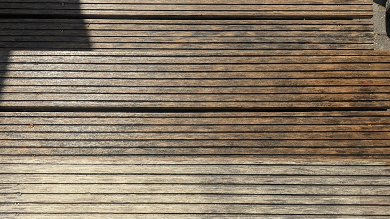 Gladde vlonder schoonmaken en stroef maken