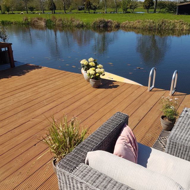 Douglas vlonder aan het water met loungestoel, behandeld met Osmo Terras-Olie 004, Douglas
