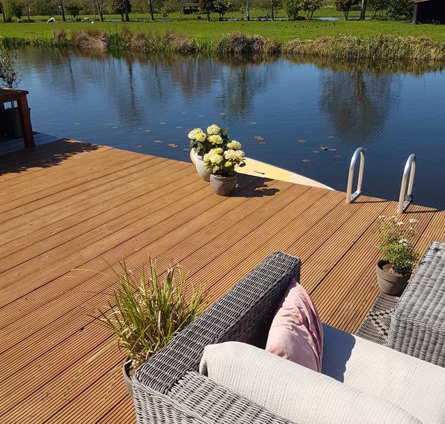 Douglas vlonder aan het water met loungeset