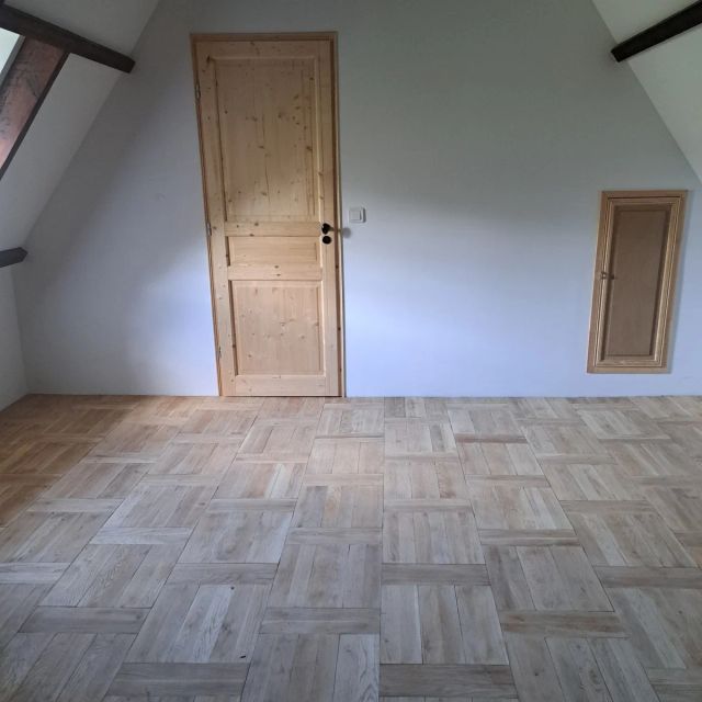 Eiken blokparket op zolder met grenen deur, behandeld met Osmo Hardwax-Olie Effect 3041, Natural