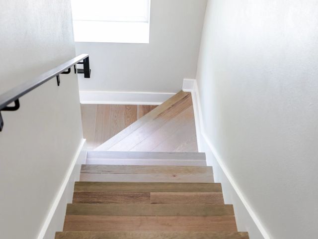 Witte houten trap in een lichte hal