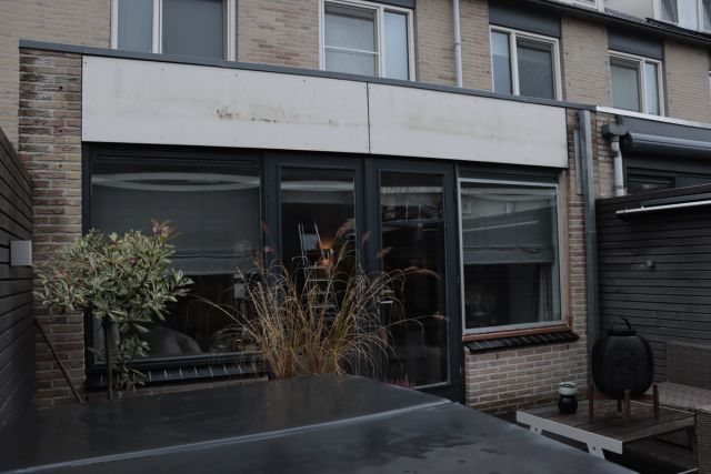Winkelpui met donker geverfde houten boeidelen