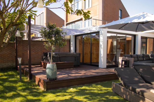 Tuin met houten overkapping en terras