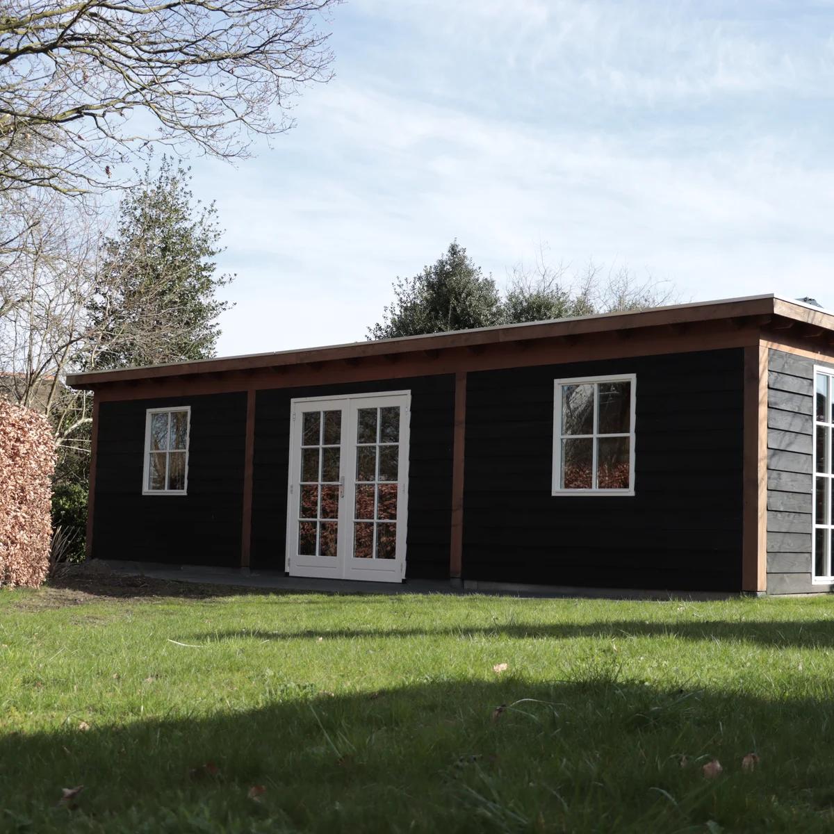 Zwart tuinhuis met douglas stijlen