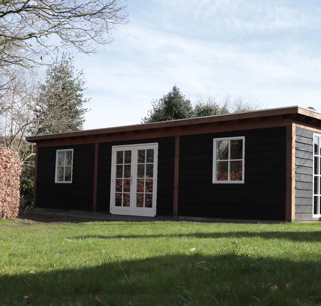 Zwart tuinhuis met douglas stijlen