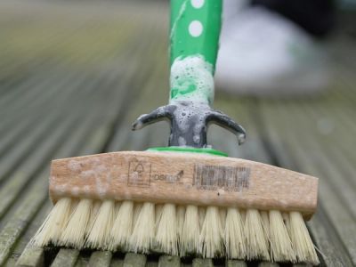 Houten terras wordt schoongemaakt