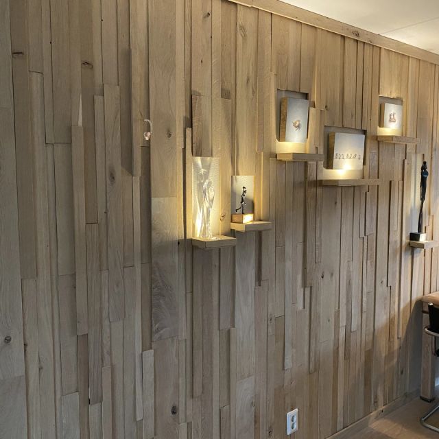 Eiken wandbekleding met verlichte nisjes, behandeld met Osmo Hardwax-Olie Farbig 3040, Wit