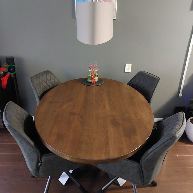 Ronde eiken eettafel met grijze stoelen, behandeld met Osmo TopOil 3038, Terra
