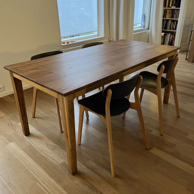 Walnoten eettafel met zwarte stoelen bij het raam, behandeld met Osmo TopOil 3028, Kleurloos zijde-mat
