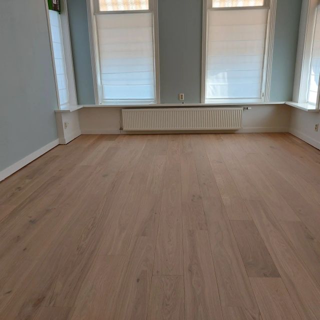 Eiken vloer in een kamer met erker, behandeld met Osmo Hardwax-Olie Effect 3041, Natural