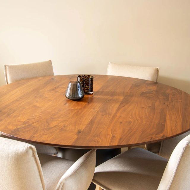 Ronde Amerikaans walnoten eettafel met lichte stoelen, behandeld met Osmo TopOil 3028, Kleurloos zijde-mat