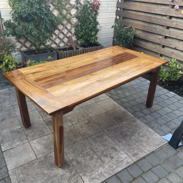 Acacia tuintafel met ingelegd blad op het terras, behandeld met Osmo TopOil 3028, Kleurloos zijde-mat