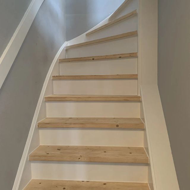Grenen trap behandeld met Osmo Hardwax-Olie Farbig 3067, Licht grijs