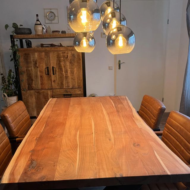 Acacia boomstamtafel onder glazen hanglampen, behandeld met Osmo TopOil 3058, Kleurloos mat