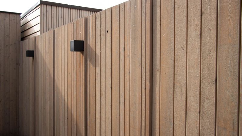 Lariks schutting met Osmo Natuurlijke Olie-Beits 903, Basaltgrijs