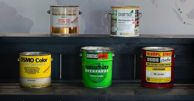 Verschillende blikken Osmo-producten op een plank