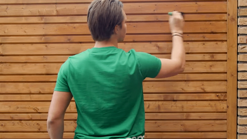 Persoon is beschrem laag aan het aanbrengen