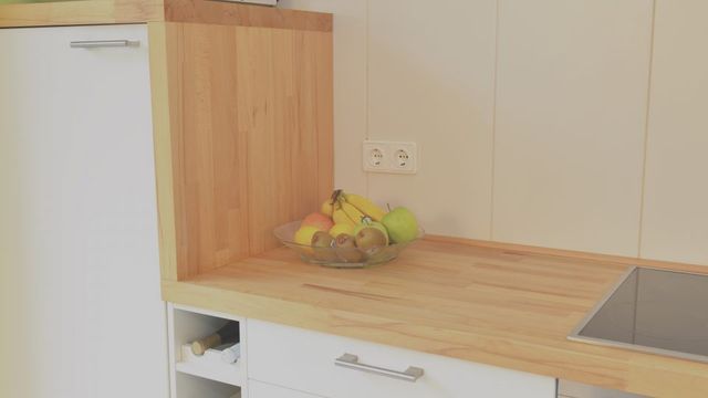 Licht houten keukenblad met een kookplaat