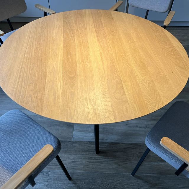 Ronde eiken eettafel van bovenaf, behandeld met Osmo TopOil 3068, Natural