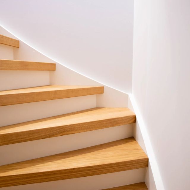 Eiken wenteltrap met witte stootborden, behandeld met Osmo Hardwax-Olie Anti-Slip 3088, Kleurloos Semi-Mat R9