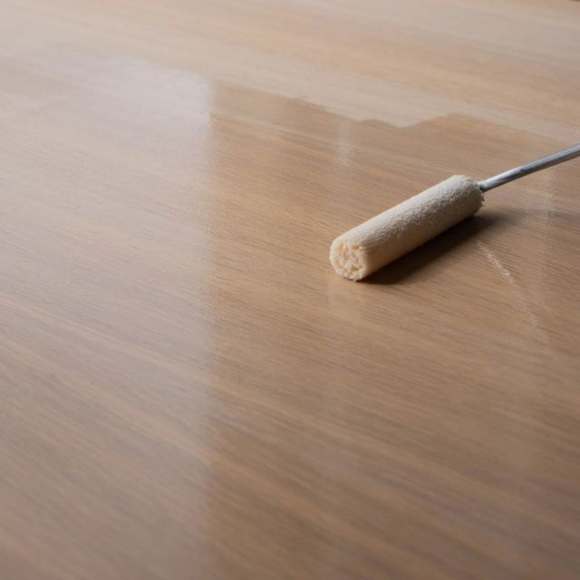 Verfroller op een licht houten oppervlak