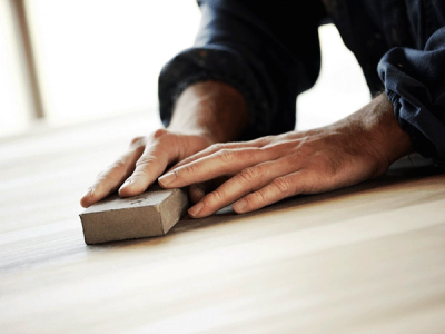 Vloer wordt geschuurd