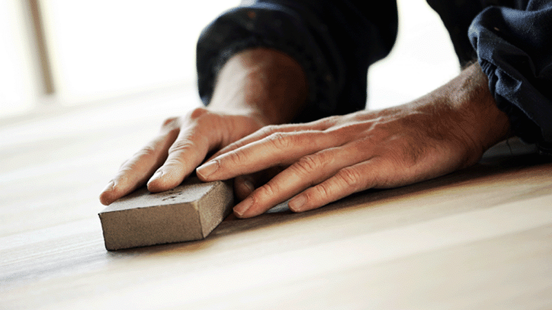 Vloer wordt geschuurd