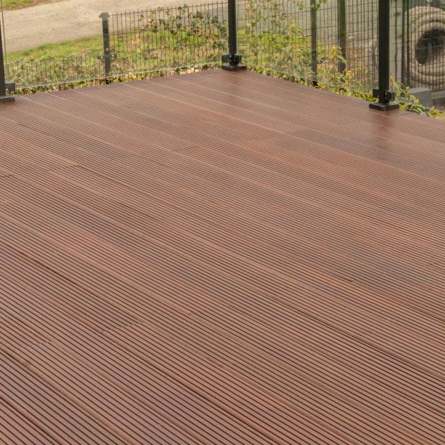 Bankirai terras met glazen balustrade, behandeld met Osmo Terras-Olie 021, Moeraseik