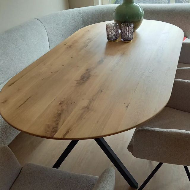 Ovale eiken eettafel bij een ronde bank, behandeld met Osmo TopOil 3068, Natural