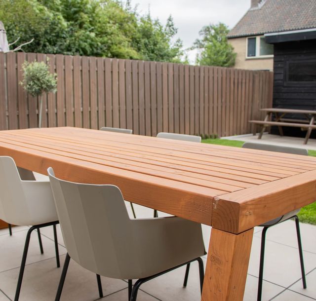 Robuuste douglas tuintafel in een warme houtkleur