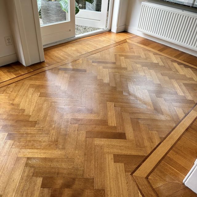 Eiken visgraatparket met bies bij de tuindeuren, behandeld met Osmo Hardwax-Olie Effect 3041, Natural