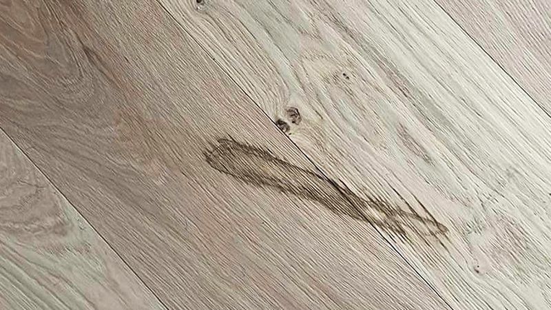 Houten vloer met zwarte vlek