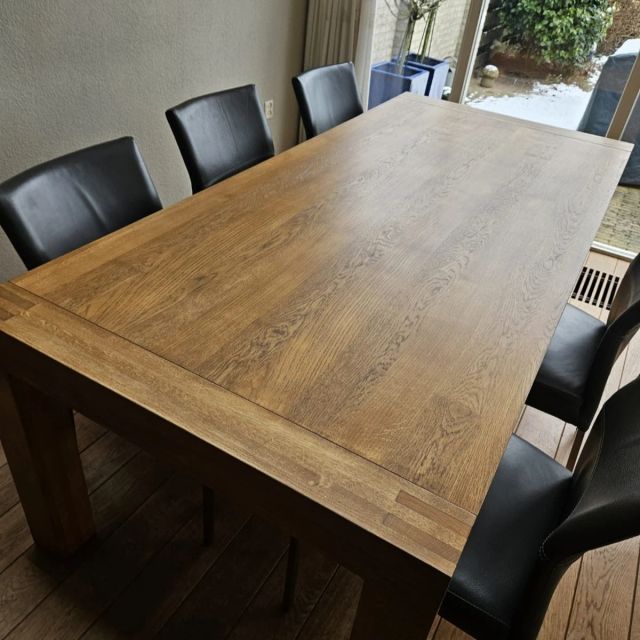 Eiken eettafel met zwarte stoelen bij de tuindeur, behandeld met Osmo TopOil 3061, Acacia