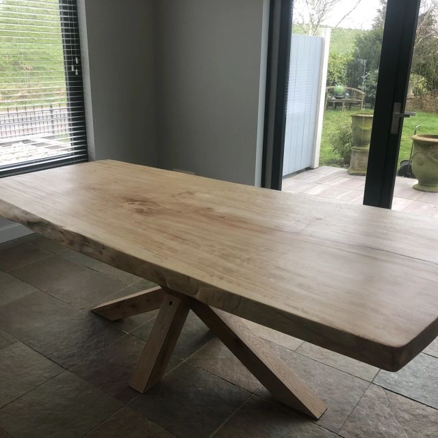 Eiken boomstamtafel met houten kruispoot bij de tuindeur, behandeld met Osmo TopOil 3058, Kleurloos mat
