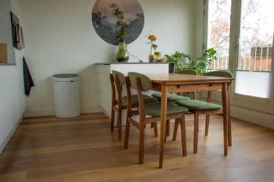 Woonkamer met een houten vloer