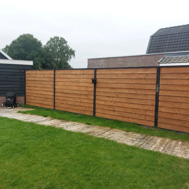 Douglas schutting langs het gazon, behandeld met Osmo Terras-Olie 004, Douglas