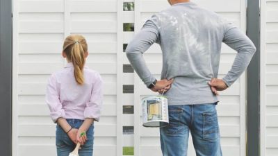 Mensen die naar witte schutting kijken