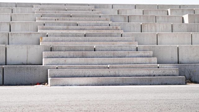 Betonnen buitentrap met veel treden