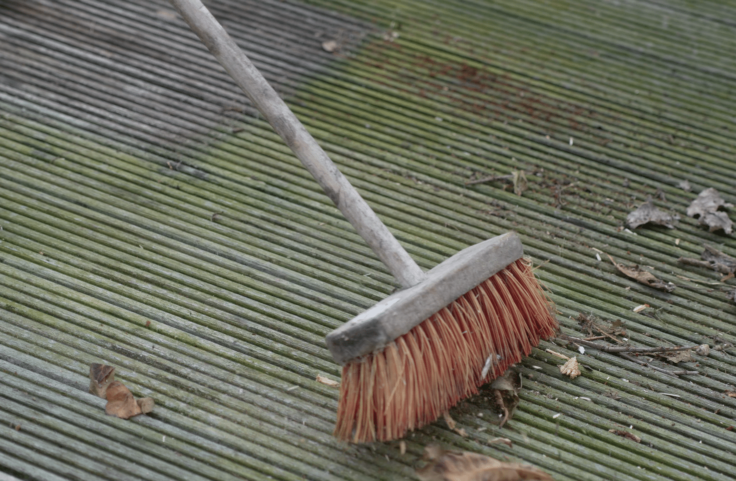Persoon is hout aan het schoonmaken