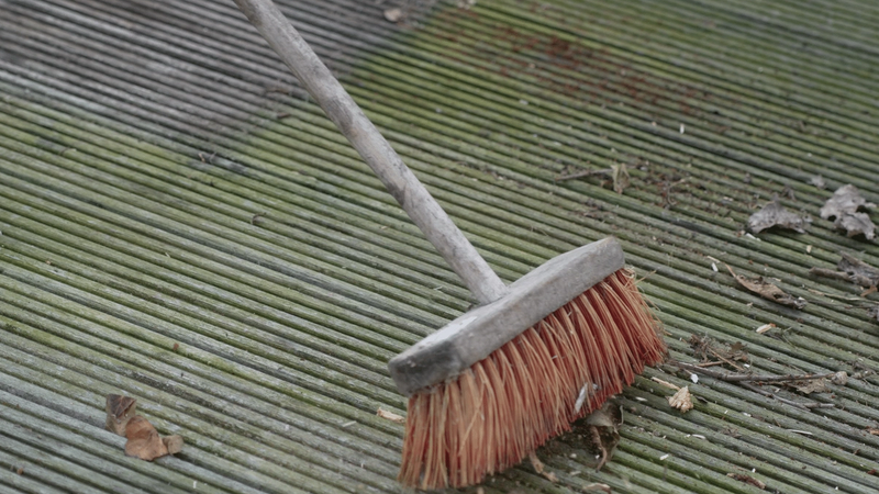 Persoon is hout aan het schoonmaken