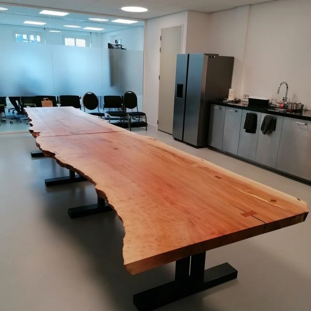 Lange suar boomstamtafel in een bedrijfskantine, behandeld met Osmo TopOil 3058, Kleurloos mat